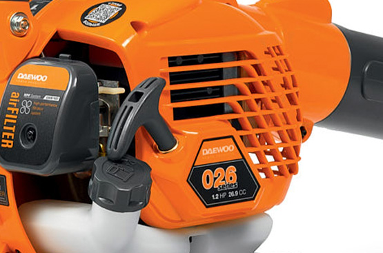 2-х тактный бензиновый двигатель DAEWOO 026 series объемом 26.9 см3 специально разработан для садовой техники. Он отличается надежностью и увеличенным моторным ресурсом, более низким уровнем шума и вибрации