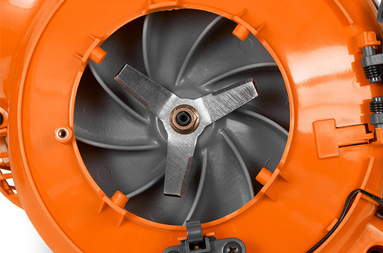 Крыльчатка специальной формы и трехлопастной металлический нож обеспечивают высокую степень измельчения собираемого мусора 15:1. Это позволяет более плотно наполнять мусоросборник, увеличивая продуктивное время работы.