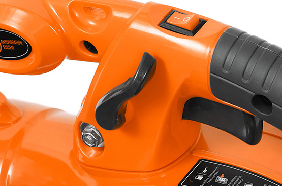 Рычаг газа можно зафиксировать в любом положении между холостым ходом и полным газом для комфортной продолжительной работы.