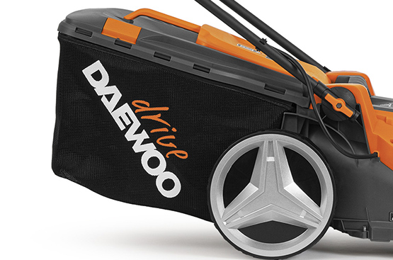 Вместительный травосборник, объемом 50 л, позволяет реже останавливать работу для его опустошения. Сетчатый материал, из которого изготовлена камера, легко поддается очистке от остатков травы и сока растений.